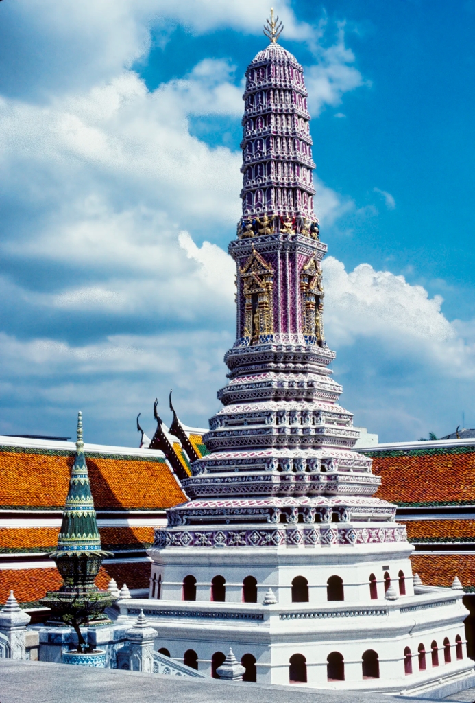Phra Asada Maha Chedi, Wat Phra Kaew