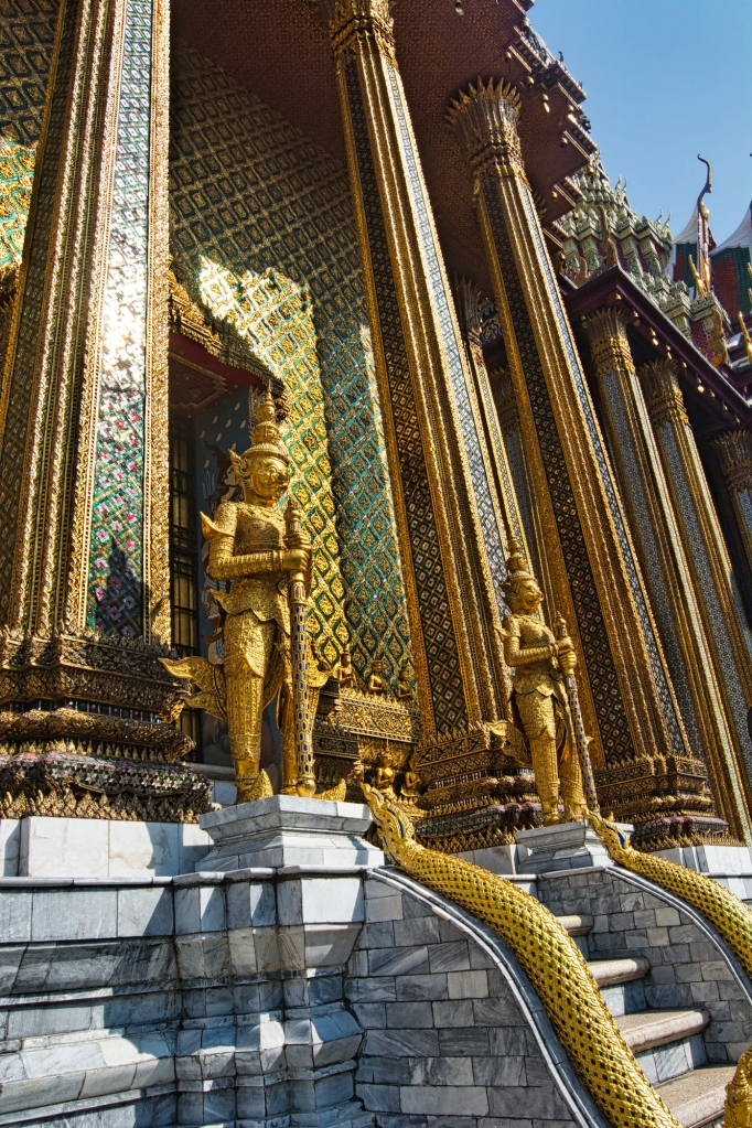 Giant Guardians, Prasat Phra Theo Bidorn