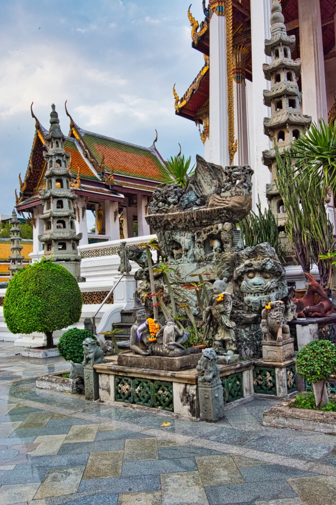 Chinese statues, Wat Suthat, Bangkok, TH