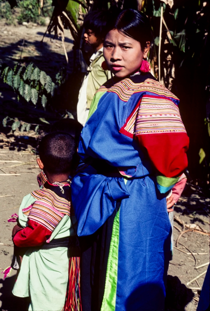 Lisu Mother & Child, Hill Tribe Trek, TH  48-31