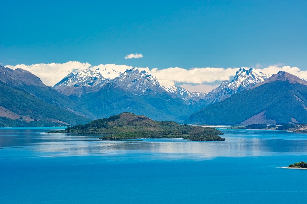 View of Lake Wakatipu and the Southern Alps, Glenorchy, New zealand